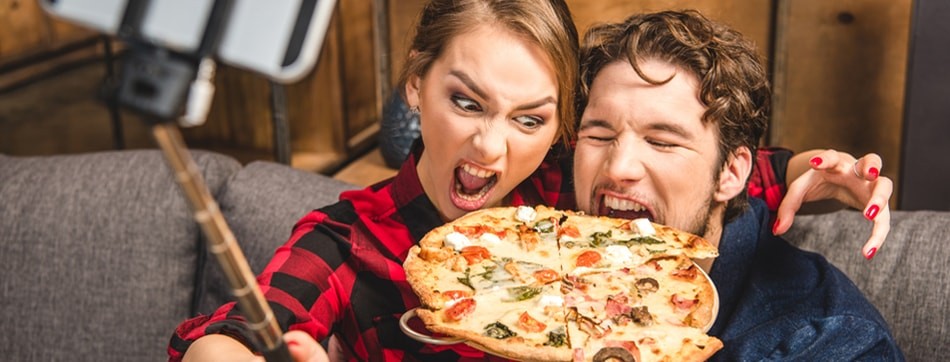 influenciadores-comendo-pizza